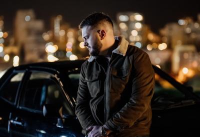 Veliki povratak šarmantnog pevača koji je osvajao srca devojaka! Lukijan u strasnom zagrljaju s prelepom brinetom