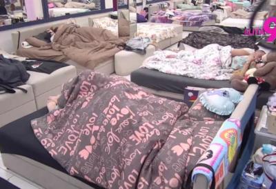 Vrela akcija pod svetlima: Maji i Asminu popustile kočnice, nije im smetalo što je mogao svako da ih vidi