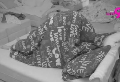 Maja i Asmin zatresli Šimanovce: Ubacili u petu brzinu ispod pokrivača pred svim učesnicima, za stid i sram nisu znali