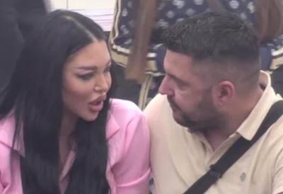 Maja van sebe, dotrčala kod Asmina da mu se požali: "Od one tablete mi se traži..." I dalje je pod bolovima