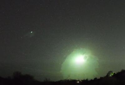 (VIDEO) Šokantni snimak pojave na nebu sve ostavio u nedoumici: ''Video sam to, bilo je jarko zeleno i ogromno'', slična viđenja zabeležena i u drugoj zemlji