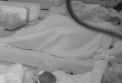 Kakva noćna akcija Mine i Viktora: Ovakav intimni odnos ispod pokrivača još niste videli u rijalitiju