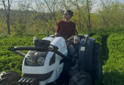 Mirka Vasiljević pozira na Lambordžini traktoru od 20.000 evra: Glumica pokazala kako uživa u prirodi