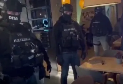 Kafić pun ljudi, običan dan u Beogradu - a onda su svi zanemeli kada su policajci prišli jednom stolu: Gost iz kafića priveden zbog papira, otkrivena opasna mreža kriminalaca