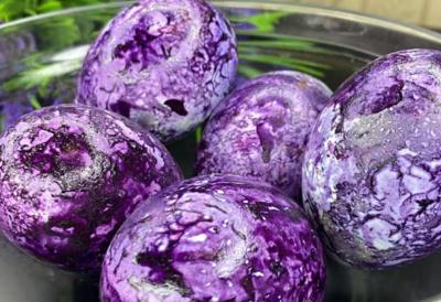 ZA 3 MINUTA DO “SVEMIRSKIH” USKRŠNJIH JAJA: Najbrži način farbanja bez hemije – uz samo jednu jeftinu prirodnu boju do reljefne nijanse koje izgledaju luksuzno