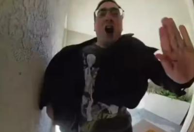 (VIDEO) Pomahnitali muškarac divljao pred vratima porodice pa kad ga nisu pustili upao u kuću nasilno: Drama zabeležena na snimku, otac dojurio kući pa se lopatom obračunao