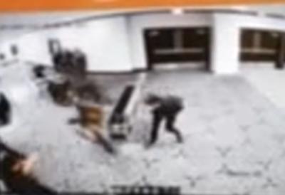 Protrčao pored obezbeđenja i počeo da puca: Šokantan snimak napadača iz Vašingtona: 