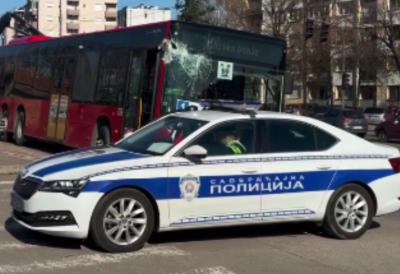 Evo u kakvom su stanju vozač i tinejdžer nakon nesreće u Nišu: Autobus izgubio kontrolu, pa se zakucao u stanicu punu ljudi - očevici opisali scene panike