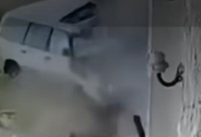 Tragedija kod granice sa Srbijom zabeležena kamerom: Automobil se zakucao u zid kuće, muškarac poginuo na licu mesta - žena i deca prebačeni u bolnicu (VIDEO)