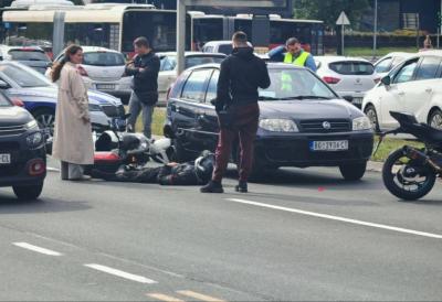 (FOTO) Nesreća na Brankovom mostu: Motociklista leži na zemlji, stvara se gužva