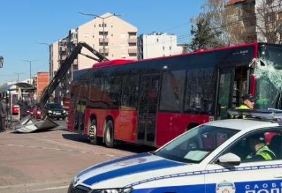 Prvi snimci nesreće u Nišu: Policija sprovodi istragu, nose se ostaci stanice - Ima više povređenih (VIDEO)
