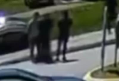 (UZNEMIRUJUĆI SNIMAK) Vozilom naleteo na ženu sa bebom: Bahati vozač izazvao haos u Ulcinju - prolaznici pritekli u pomoć