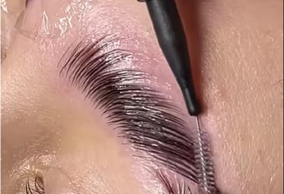 Kako da ZAČEŠLJATE OBRVE KOD KUĆE bez mnogo para i skupih tretmana? Otkrivamo vam jednostavne trikove