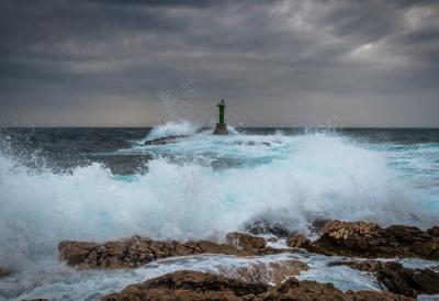 Vrhunac nevremena se tek očekuje: Oluja pogodila Hrvatsku, ostrva odsečena, saobraćaj paralisan - opasnost se širi i na obalu, građani u panici