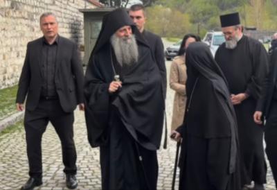 (VIDEO)Njegova Svetost patrijarh srpski Porfirije stigao u Pećku patrijaršiju: Očekuje se dolazak velikog broja vernika u svetinju na proslavu Vaskrsa