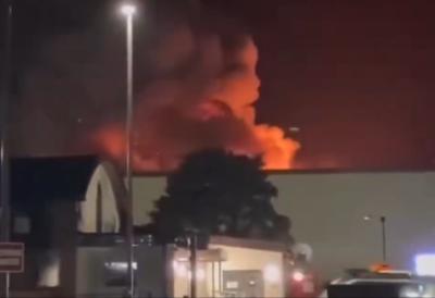 (VIDEO) Ključna britanska vazdušna baza u plamenu: Strateško mesto za bombardere američkog ratnog vazduhoplovstva - evo kolika štrta je pričinjena