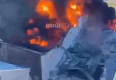 (VIDEO) Skladište nafte buknulo u razjareni plamen: Panika u Iraku, napad dronom izazvao opšti haos - nastala ogromna šteta, prizori dramatični