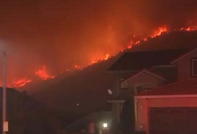 (VIDEO) Šumski požar divlja Kalifornijom: Stotine vatrogasaca u borbi sa vatrenom stihijom, jaki vetrovi još više otežavaju situaciju