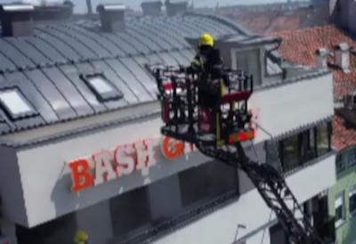 Izbio požar u zgradi na Detelinari, ima povređenih: Drama u Novom Sadu, vatrogasci na terenu (VIDEO)