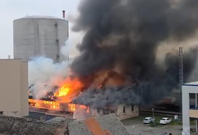 (VIDEO) Izbio veliki požar u blizini železničke stanice: Veći deo skladišta izgoreo još pre dolaska vatrogasaca, policija obezbedila mesto nesreće