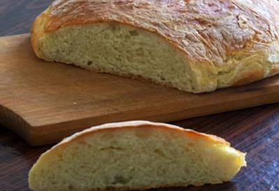 Posna POGAČA na vodi za Veliki petak koja uspeva svima: Mekana iznutra, hrskava spolja – starinski recept koji se mesi za čas i miriše na tradiciju