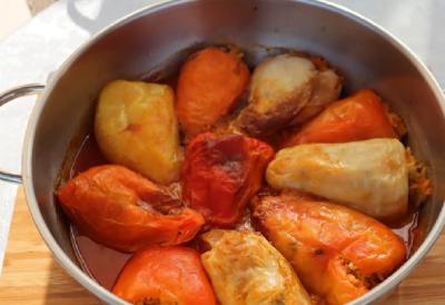 Napravite BOGATU TRPEZU ZA VELIKI PETAK, IAKO JE POST: Ovako spremljene punjene paprike i vitaminska salata su idealne za PORODIČNI RUČAK