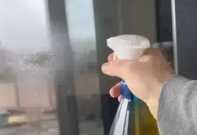 Najbrži i najlakši način za pranje prozora! Čisti staklo kao ludo, NE TREBA VAM čak ni KRPA - nije ni sirće, ni soda bikarbona, a nalazi se u svakoj kuhinji