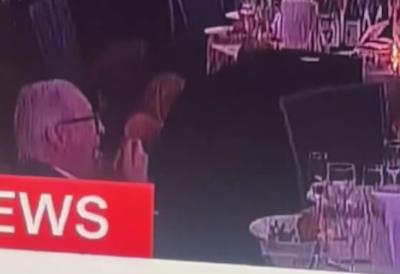 Hit snimak pucnjave na Trampovoj večeri: Svi beže i skrivaju se, on mirno jede: 