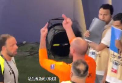 POLUDEO SKROZ: Rajković gađao navijača i pokazao mu dva srednja prsta (VIDEO)