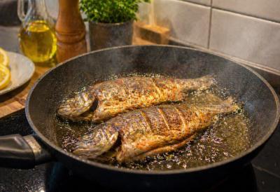 Miris prženja ribe vam smeta i nervira vas? Jeftin trik sa jabukom sprečava da se širi i ostaje u kući danima