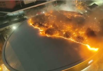 Vatra zahvatila krov olimpijske dvorane: Užasavajući prizori sa lica mesta, angažovano 80 vatrogasaca