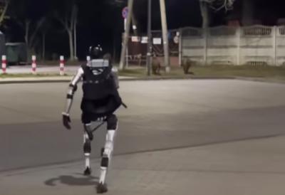 (VIDEO) Humanoidni robot juri svinje u glavnom gradu: Video postao prava senzacija, ljudi masovno oduševljeni - nosi sat ''Rolex'' i ranac a rado priča sa prolaznicima