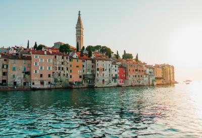 Jadran već vrvi od turista: Sve je manje slobodnih smeštaja, svako ko planira letovanje u komšiluku izgleda treba da požuri za rezervisanjem