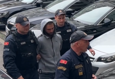 "Majko, okrvavio sam ruke" Trostruki ubica iz Podgorice doveden na saslušanje: Vode ga tri policajca, na glavi kapuljača i spušten pogled