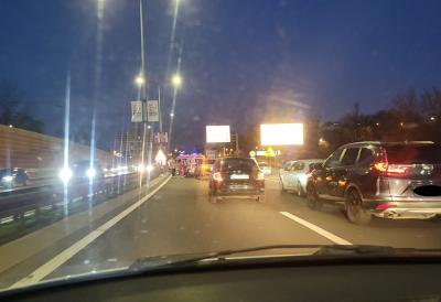 Kilometarske kolone na auto-putu kroz Beograd: Teška nesreća potpuno blokirala saobraćaj ka Nišu, Hitna pomoć na terenu (FOTO)