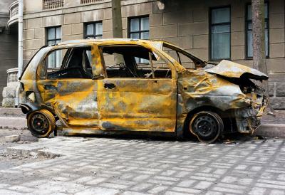 Užas na ulicama prestonice: Muškarac divljao pa motkom i rukama uništio trideset automobila