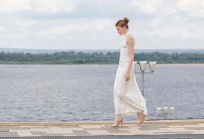 Pojavila se u beloj haljini na tuđem venčanju – a kad je objasnila zašto, svi su ostali bez reči