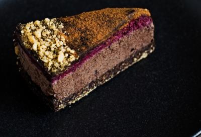 Brza čokoladna torta bez pečenja sa osvežavajućim voćnim slojem - ne treba rerna, samo volja za užitkom