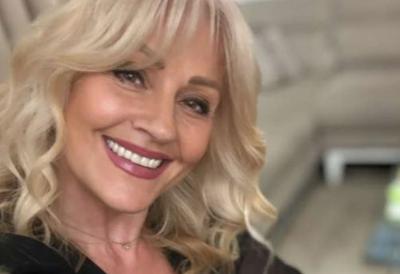 (VIDEO) Udovica Marinka Rokvića pokazala kako se farbaju jaja: Rezultat oduševio pratioce, a postupak bukvalno svi mogu da ponove