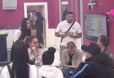 Skandal se rasplamsava: Asmin obrisao patos Sofijom - 