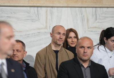 Prvo pojavljivanje Aleksandra Sofronijevića nakon što je postao otac: Harmonikaš vidno umoran na ponoćnoj liturgiji u Hramu Svetog Save