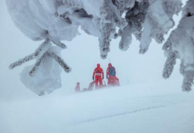 Želeo da pomogne životinjama, pa jedva izvukao živu glavu: Milorad teško povređen u zavejanom selu - spasioci jedva stigli do njega