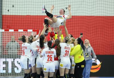 EMOTIVNO VEČE U NOVOM SADU: Srpske rukometašice se plasirale na Evropsko prvenstvo, najiskusnije se oprostile od nacionalnog dresa