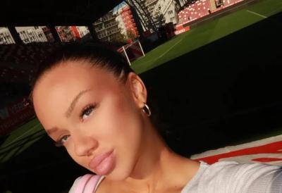 Popularna srpska pevačica čeka drugo dete sa bivšim fudbalerom Crvene zvezde: Ponosno pokazala trudnički stomak nasred stadiona