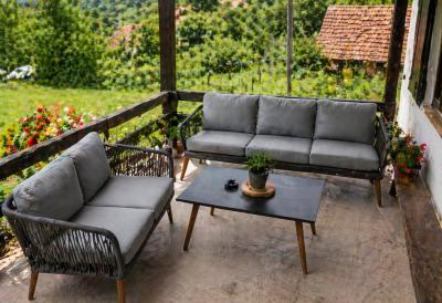 Zaboravite proste garniture za terasu! U dvorištima BOGATIH LJUDI sa stilom važe ova pravila - otkrivamo šta je sada u modi