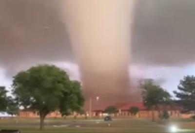 (FOTO/VIDEO) Razorni tornado počupao krovove kuća i oborio stubove za struju: Ljudi bili zarobljeni u domovima, hitne službe momentalno požurile - dramatični prizori sa lica mesta