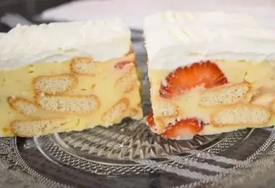 BRZA TORTA sa jagodama i keksom BEZ PEČENJA: Gotova za 10 minuta, sprema se u ŠERPI – kremasta, osvežavajuća i od sastojaka koje već imate kod kuće