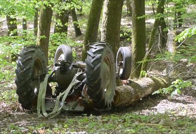 Užas kod Prijepolja: Stariji muškarac vozio traktor na nepristupačnom terenu pa se prevrnuo - nije mu bilo spasa