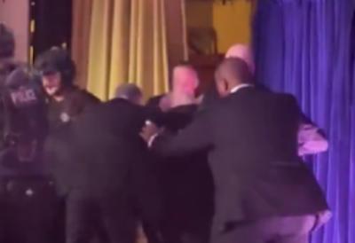 Tramp pao tokom hitne evakuacije: Dramatičan snimak iz Vašingtona, do zuba naoružan muškarac izazvao paniku (VIDEO)