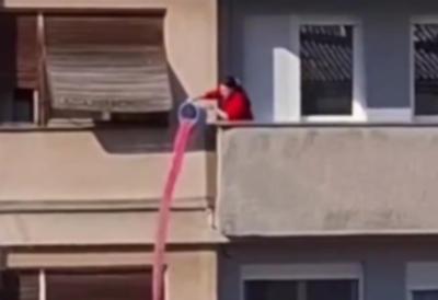 Snimak koji je razbesneo Srbiju: Ponašanje žene u centru Trstenika zgrozilo korisnike društvenih mreža (VIDEO)